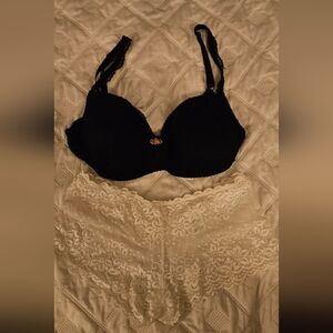 🌟Black Lacy  Bra And White Lacy Boy Shorts Size 38C ,size 6🌟